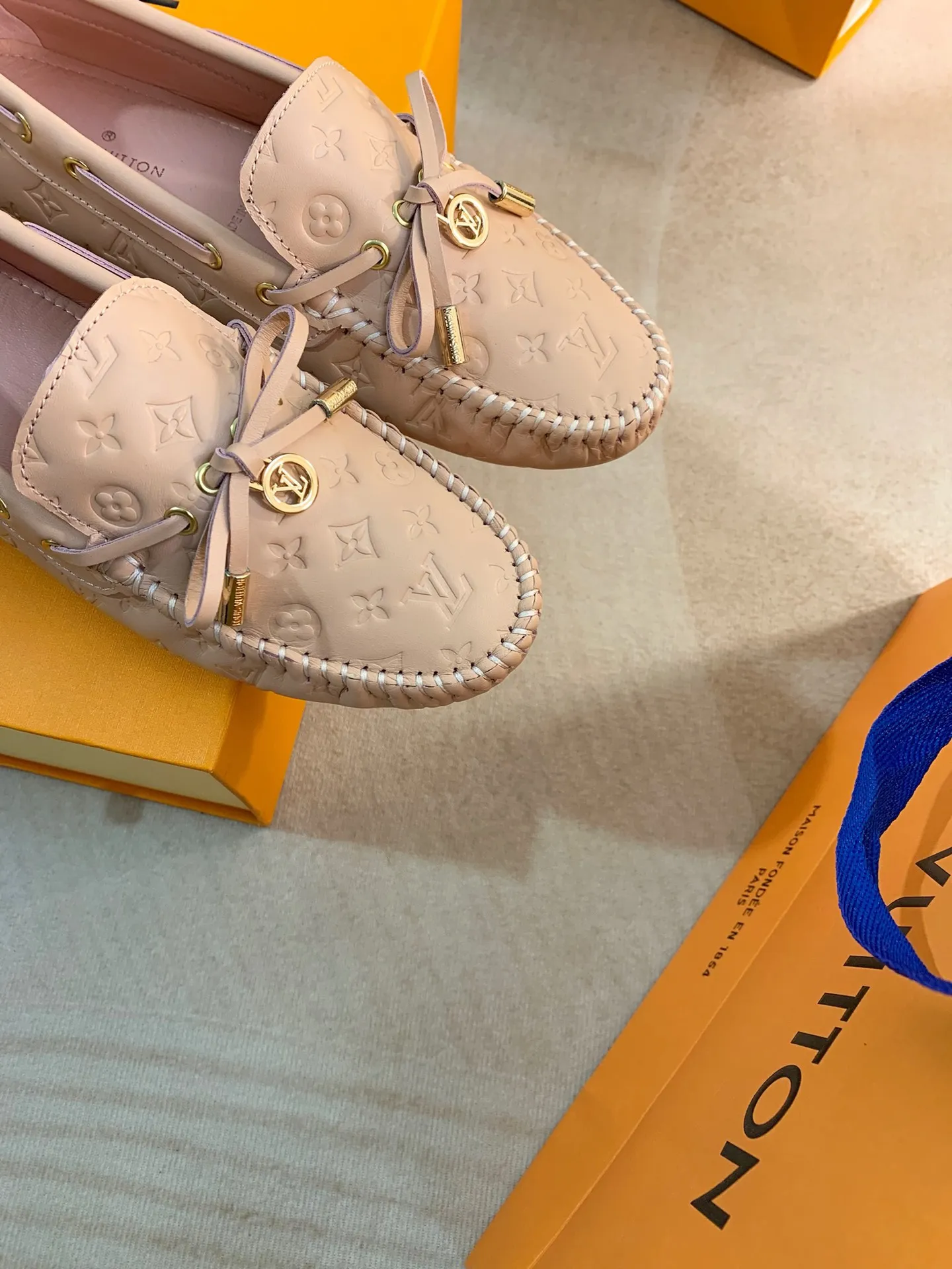 p460💰Couple model❤️🇫🇷 𝙇𝙤𝙪𝙞𝙨 𝙑𝙪𝙞𝙩𝙩𝙤𝙣 🇫🇷Louis Vuitton 2023 Classic𝓛𝓿 𝓣𝓻𝓪𝓲𝓷𝓮𝓻 Sports Series ➪➪➪¯ [Arizona Doudou Shoes Series] ▪️▪️▪️Arizona slip-on shoes are made of Monogram Eclipse canvas. Its hand-painted and dyed edges and hand-sewn uppers fully demonstrate Louis Vuitton's traditional shoemaking craftsmanship. This slip-on shoe is very lightweight. The integrated tongue and upper make it particularly comfortable and flexible. The soft outsole is equipped with rubber padding. Decorated with matching sash. Detailed features: ☑️Monogram Eclipse canvas ☑️Black Eclipse pattern ☑️Hand-painted shoe edges ☑️Hand-sewn uppers (each pair takes time to process) ☑️Integrated tongue and upper construction ☑️Outsole equipped with rubber lining ☑️size: 35_46
